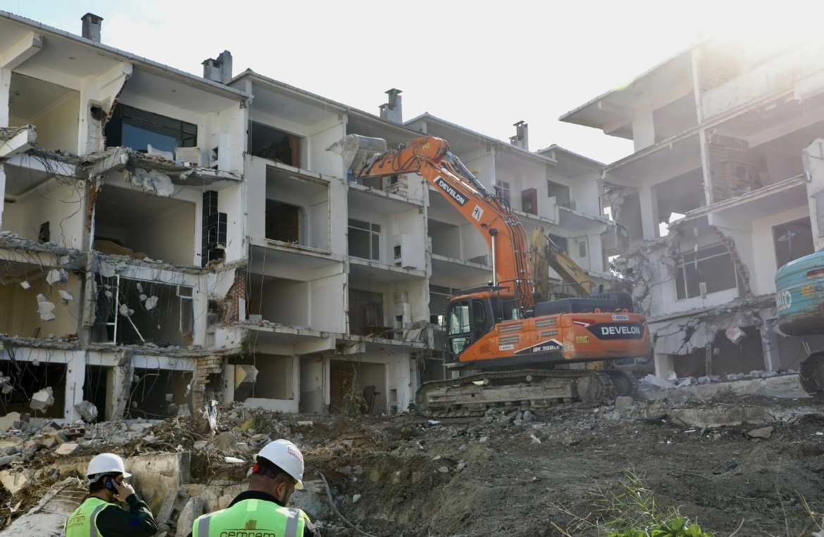 Büyükçekmece’de “çok riskli” statüsündeki bir site daha yıkıldı